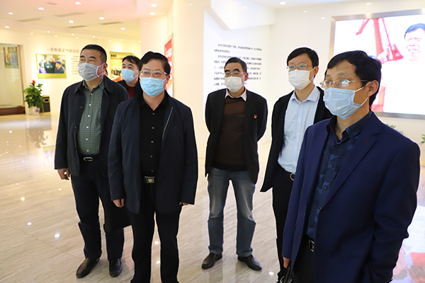 他表示,从两座小砖窑起家,长江村在老书记李良宝的带领下,逐渐发展