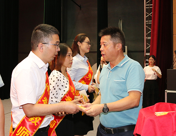 李良宝教育基金发放仪式举行_长江村_江苏新长江